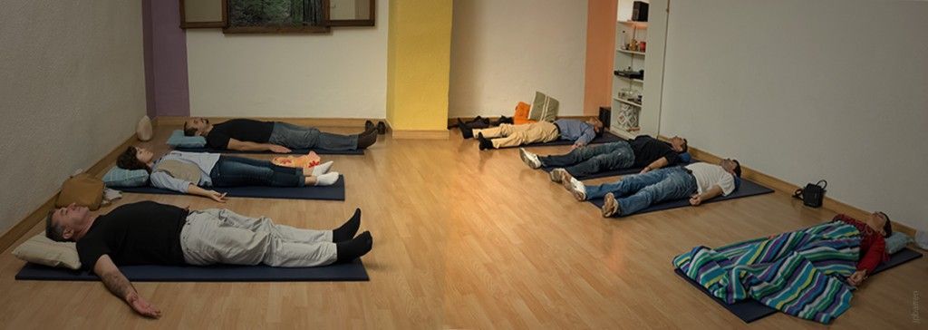 Práctica grupal de mindfulness en Alicante