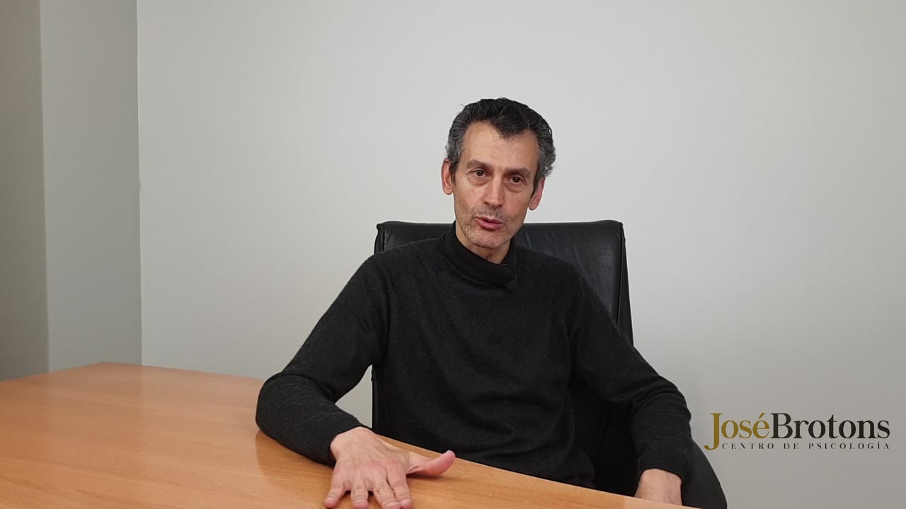 José Brotons en su consulta de psicología en Alicante